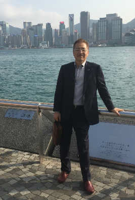 香港の海辺に立つ関和則