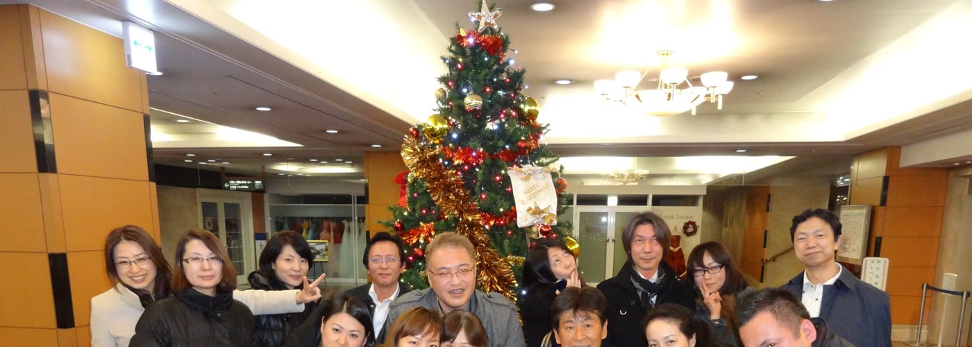 デスクで仕事をする関和則